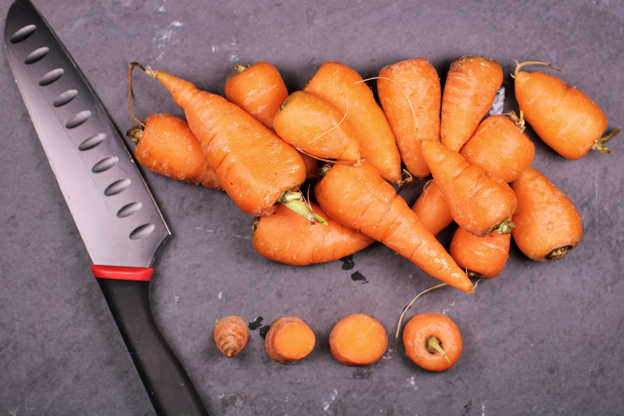 Karotten mit einem Messer